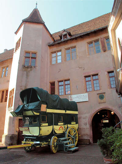 Riquewihr ancien chateau des comtes de wurtemberg aujourd hui musee de la communication en alsace routes touristiques du haut rhin guide du tourisme alsace