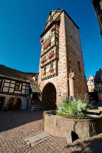 Riquewihr dolder et fontaine de la sinne routes touristiques du haut rhin guide du tourisme alsace