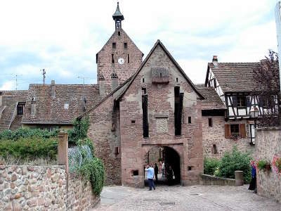 Riquewihr porte haute routes touristiques du haut rhin guide du tourisme alsace