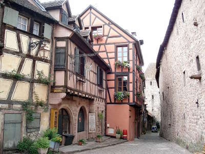 Riquewihr rue de la caserne a droite portion occidentale de la muraille d enceinte du xiiie siecle routes touristiques du haut rhin guide du tourisme alsace