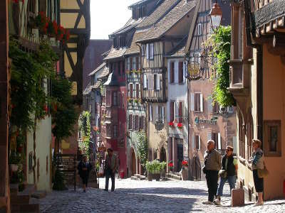 Riquewihr rue du general de gaulle route des vins d alsace guide du tourisme de l alsace