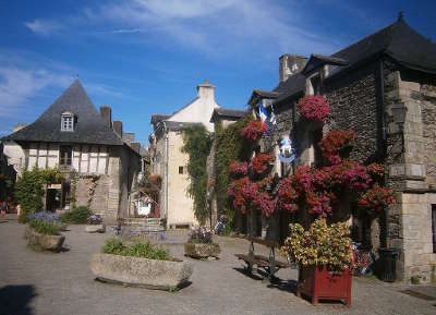 Rochefort en terre plus beau village de france petite cite de caractere place du puits routes touristiques dans le morbihan guide du tourisme en bretagne