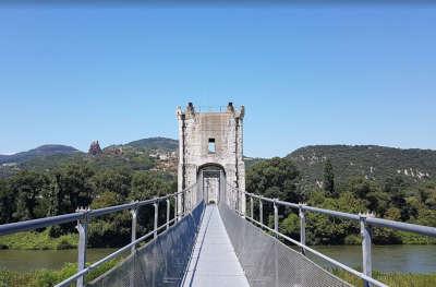 Rochemaure village de caractere pont suspendu routes touristiques de l ardeche guide du tourisme rhone alpes