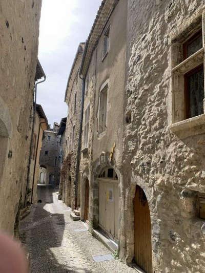 Rochemaure village de caractere rue du faubourg routes touristiques de l ardeche guide du tourisme rhone alpes