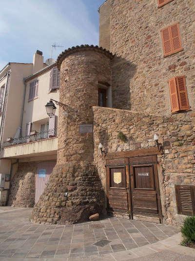 Roquebrune sur argens vestiges anciens remparts routes touristiques du var guide touristique de la provence alpes cote d azur