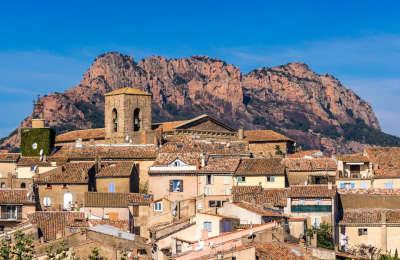 Roquebrune sur argens vue du village et du rocher routes touristiques du var guide touristique de la provence alpes cote d azur
