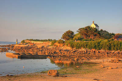 Roscoff la chapelle sainte barbe au dessus de bloscon petite cite de caractere routes touristiques dans le finistere guide du tourisme en bretagne