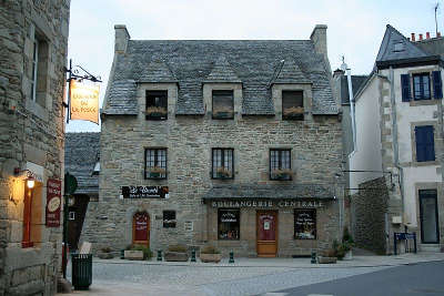 Roscoff maison erigee en 1598 petite cite de caractere routes touristiques dans le finistere guide du tourisme en bretagne