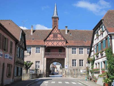 Rosheim vue de la niederstadt vers la porte du milieu route touristique du bas rhin guide du tourisme d alsace