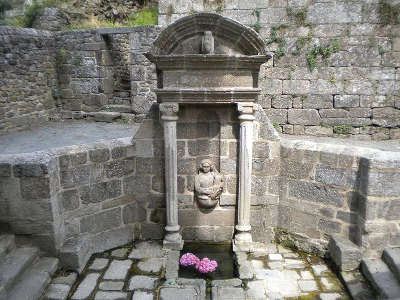 Rostrenen la fontaine de devotion notre dame du roncier les routes touristiques dans les cotes d armor guide du tourisme en bretagne