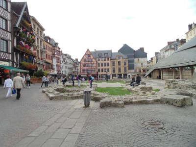 Rouen la place du vieux marche routes touristiques de la seine maritime guide du tourisme de haute normandie