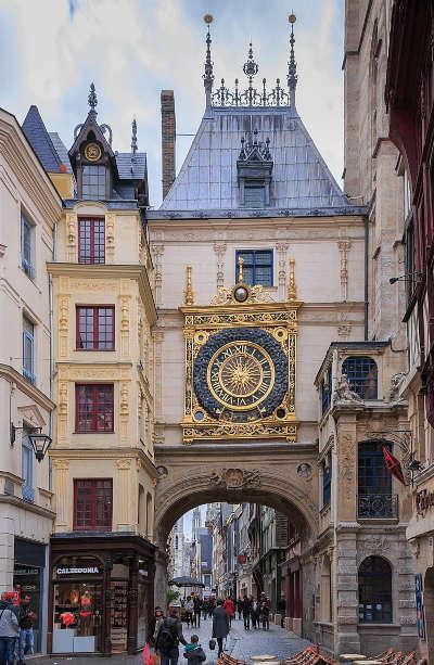 Rouen ville d art et d histoire le gros horloge dans la rue du meme nom routes touristiques de seine maritime guide touristique de la haute normandie