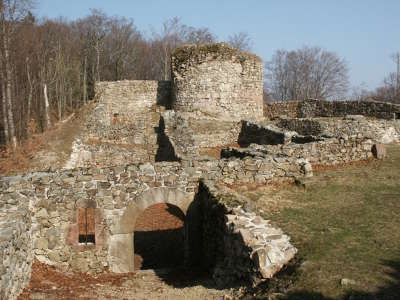 Rougemont le chateau ruine du chateau fort de rougemont routes touristiques du teritoire de belfort guide du tourisme de franche comte