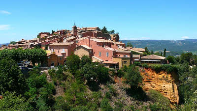 Roussillon plus beau village village perche routes touristiques du vaucluse guide du tourisme de provence alpes cote d azur