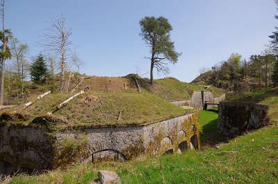 Route des forts fort du parmont l exterieur de la caponniere double routes touristiques de haute saone guide touristique de franche comte