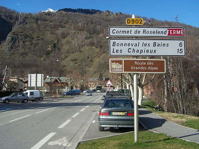 Route des grandes alpes indiquee a la sortie de bourg saint maurice dans la direction du cormet de roselend et du beaufortain