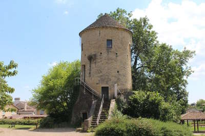 Mâcon Route lamartine tour de sennece vestige d un chateau medieval routes touristiques en saone et loire guide du tourisme en bourgogne