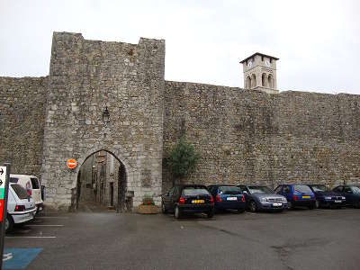 Ruoms porte sud avec remparts routes touristiques de ardeche guide du tourisme du rhone alpes