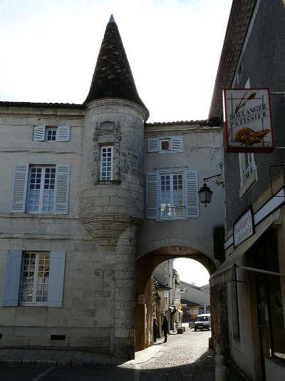 Saint astier maison a tourelle passage du marche routes touristiques de la dordogne guide du tourisme d aquitaine