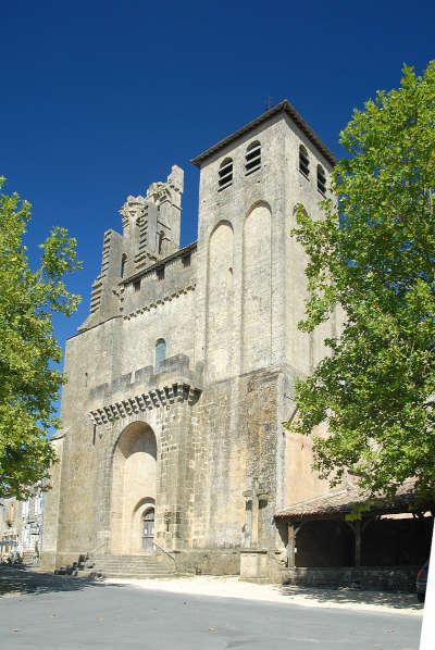 Saint avit senieur facade de l eglise routes touristiques de la dordogne guide du tourisme d aquitaine