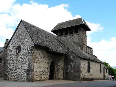 Saint bonnet de salers route touristique des vallees aux montagnes du cantal routes touristiques du cantal guide touristique auvergne