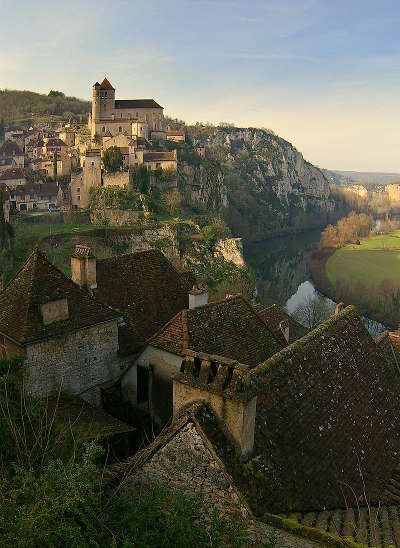 Saint cirq lapopie vue du generale surplombant la vallee du lot routes touristiques du lot guide touristique midi pyrenees