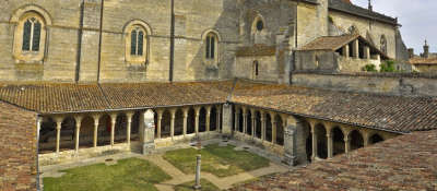 Saint emilion le cloitre routes touristiques en gironde guide du tourisme nouvelle aquitaine