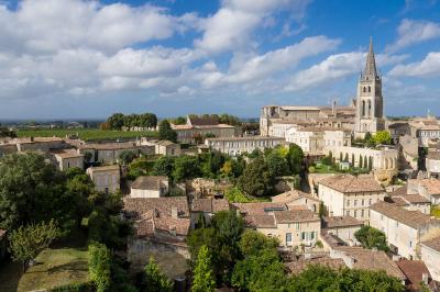 Saint emilion vue generale de la cite medievale dominee par le clocher de l eglise monolithe route du patrimoine route des vins de bordeaux guide du tourisme de la gironde aquitain