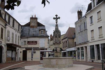 Saint florentin fontaine aux dragons road trip dans l yonne guide du tourisme de la bourgogne