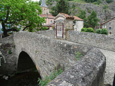 Saint floret plus beaux villages de france le vieux pont de la pede sur la couze pavin routes touristiques du puy de dome guide touristique auvergne