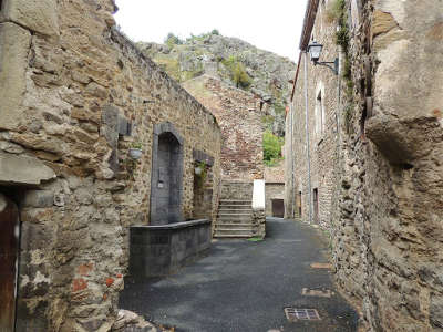 Saint floret plus beaux villages de france ruelle dans le village les routes touristiques du puy de dome guide touristique auvergne