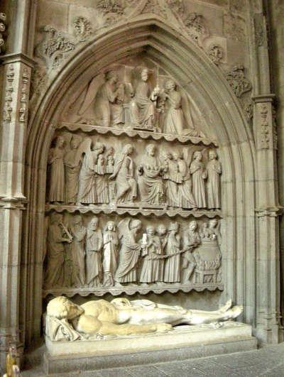 Saint flour christ au tombeau cathedrale saint pierre routes touristiques du cantal guide touristique de l auvergne