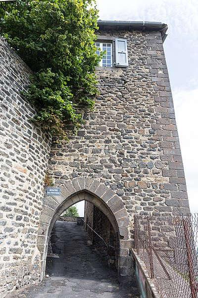 Saint flour porte des roches routes touristiques du cantal guide touristique de l auvergne