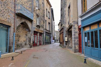 Saint flour ruelle routes touristiques du cantal guide touristique de l auvergne