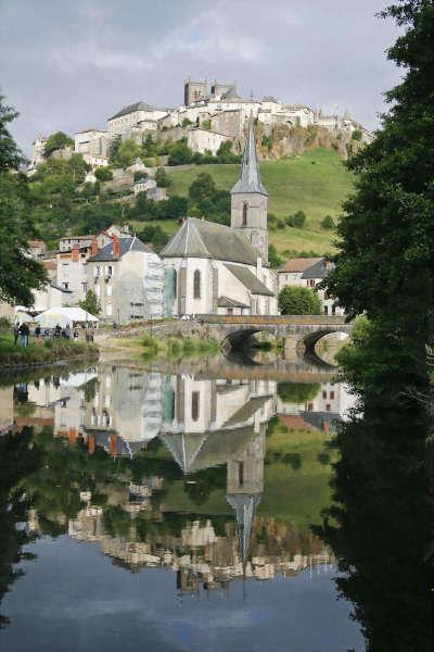 Saint flour vieux pont routes touristiques du cantal guide touristique de l auvergne