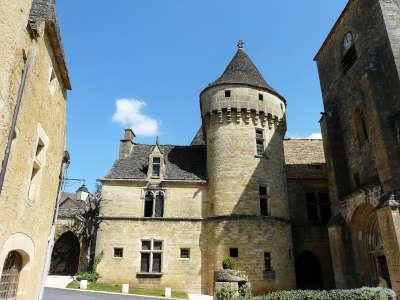 Saint genies le chateau et le clocher porche de l eglise routes touristiques de la dordogne guide du tourisme d aquitaine