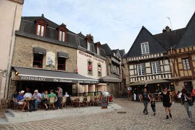 Saint goustan auray maisons de la place saint sauveur les routes touristiques dans le morbihan guide du tourisme en bretagne