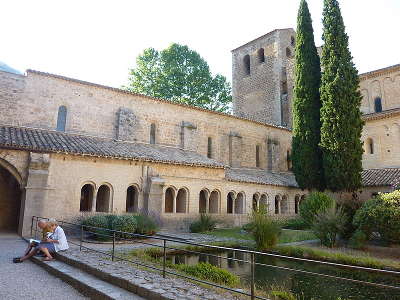 Saint guilhem le desert l eglise abbatiale et le cloitre plus beaux villages routes touristiques de herault guide touristique du languedoc roussillon