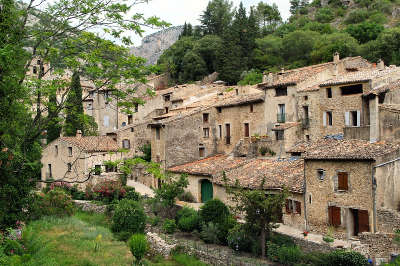 Saint guilhem le desert plus beaux villages les routes touristiques de herault guide touristique du languedoc roussillon