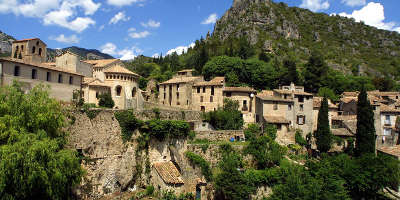 Saint guilhem le desert plus beaux villages routes touristiques de herault guide touristique du languedoc roussillon