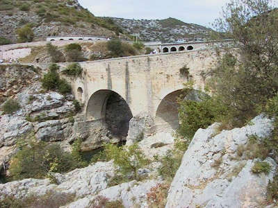 Saint guilhem le desert pont du diable plus beaux villages routes touristiques de herault guide touristique du languedoc roussillon