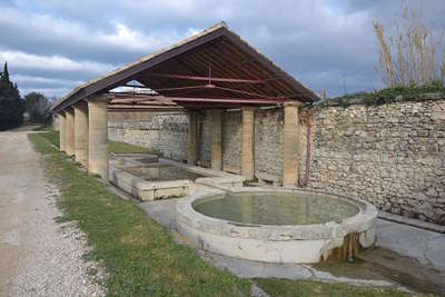 Saint hilaire d ozilhan source canal et lavoir route des vins de roquemaure a remoulins guide touristique du gard