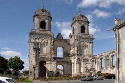 Saint jean d angely les tours de l abbaye routes touristique de charente maritime guide du tourisme poitou charente