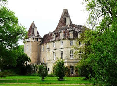 Saint jean de cole le chateau de la marthonye l un des plus beaux villages de france les routes touristiques de la dordogne guide touristique de nouvelle aquitaine