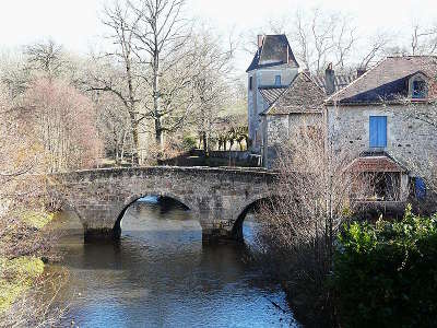 Saint jean de cole le pont medieval et l ancien prieure l un des plus beaux villages de france les routes touristiques de la dordogne guide touristique de nouvelle aquitaine