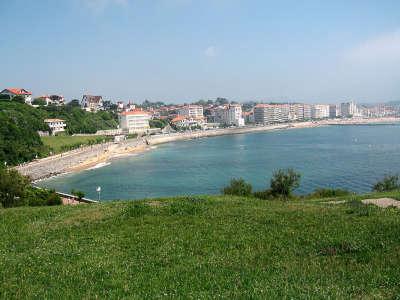 Saint jean de luz baie vue de la colline de sainte barbe route touristique des pyrenees atlantiques guide touristique de l aquitaine