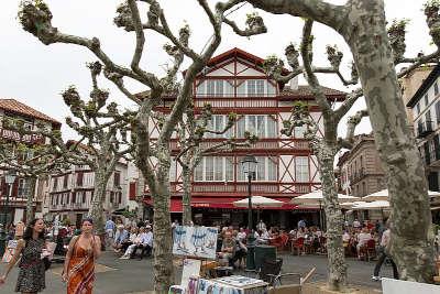 Saint jean de luz la place louis xiv route touristique des pyrenees atlantiques guide touristique de l aquitaine