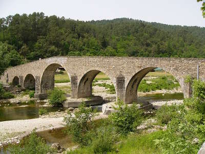 Saint jean du gard le pont vieux routes touristiques du gard guide du tourisme du languedoc roussillon