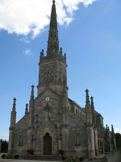 Saint julien beychevelle l eglise route du vin du medoc route des vins de bordeaux route des chateaux guide du tourisme de la gironde aquitaine