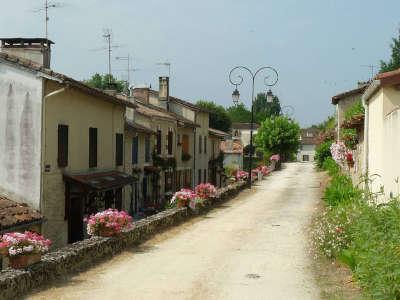 Saint justin les remparts cote est route touristique des landes guide touristique de l aquitaine